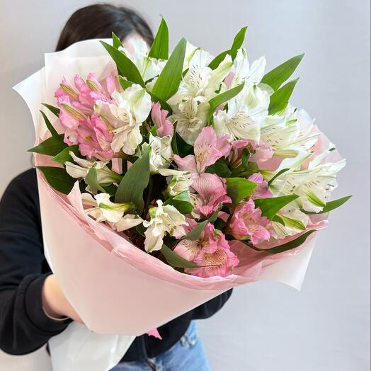 Букет белая и розовая альстромерия