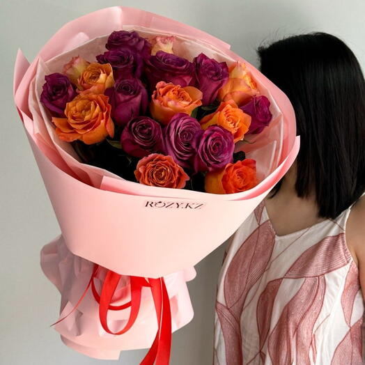 Дуо букет из 19 ярких роз