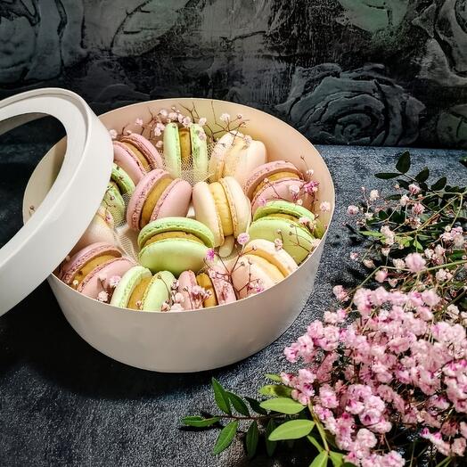 Ассорти макарун 4 вкуса в круглой коробке, в подарок девушке или мужчине