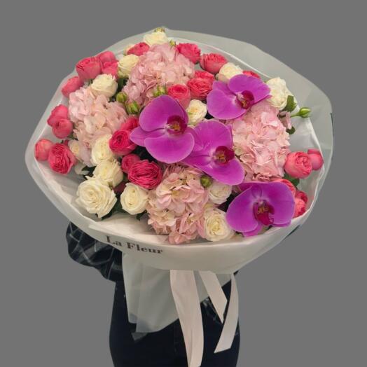 Букет "Розовый шёпот" — гортензия, кустовые розы и цимбидиум