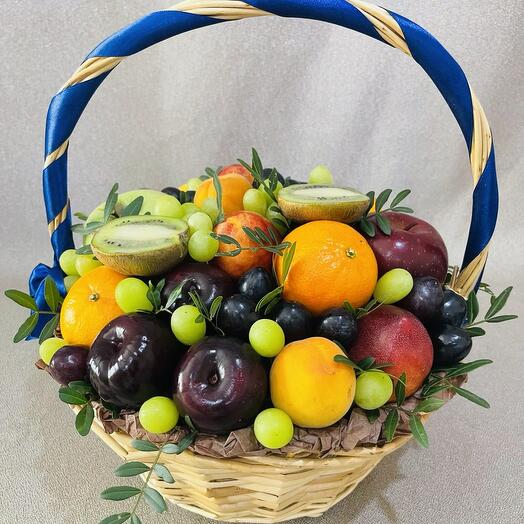 Фруктовая корзина из яблок, красной сливы, нектаринов, абрикосов, мандаринов, киви, винограда