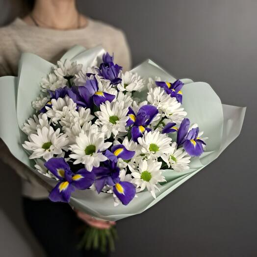 Ирисы с ромашками