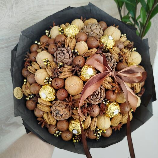 Стильный ореховый букет с конфетами Ferrero Rocher, кедровыми шишками и бантом (L)