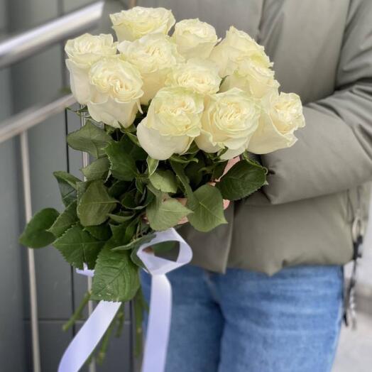 11 белых роз