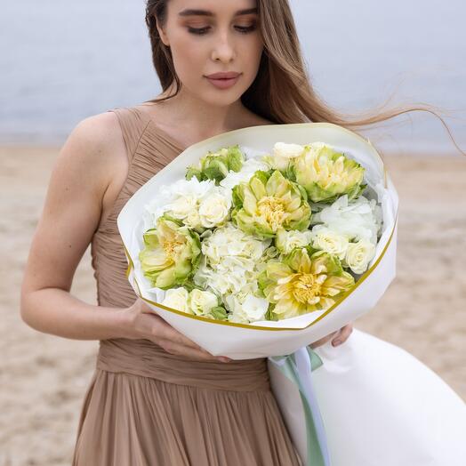 Тропический букет (розы из овощей, гортензии, белые кустовые розы)