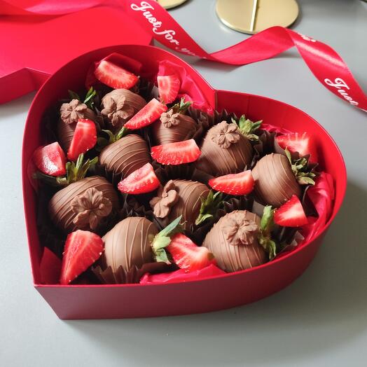 Клубника в шоколаде в подарок любимой, жене , подруге в коробке сердце