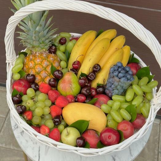 Большая фруктовая корзина с ананасом