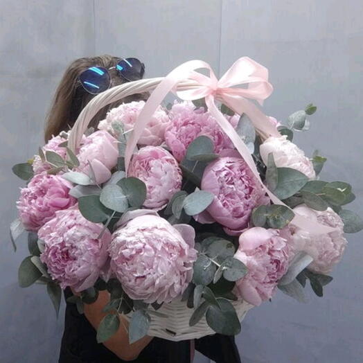 Корзина с цветами из эвкалипта, пионов, peony
