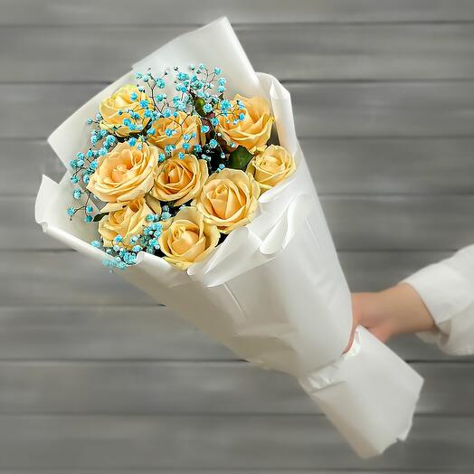 Гипсофила и персиковые розы