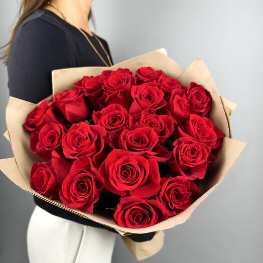 Букет из 21 красной розы в крафтовой упаковке Арт.030