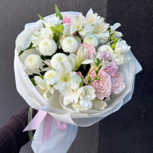 Милый нежный красивый букет Фрезия альстромерия пионовидная роза