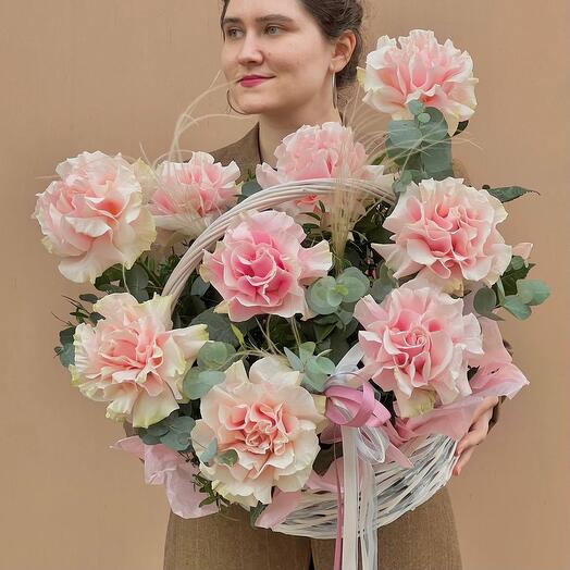 Французские розы в корзине