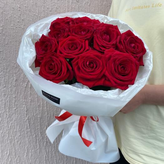Классический букет «Bloom room» из красных роз в белом оформлении 👍