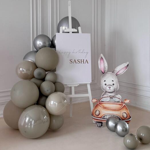 Фотозона с зайчиком и мольбертом