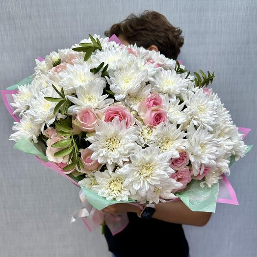 Bouquet of chrysanthemum and spray rose