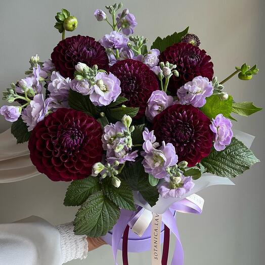 Георгины, маттиола и веточки малины , композиция в подарочной коробке 💜
