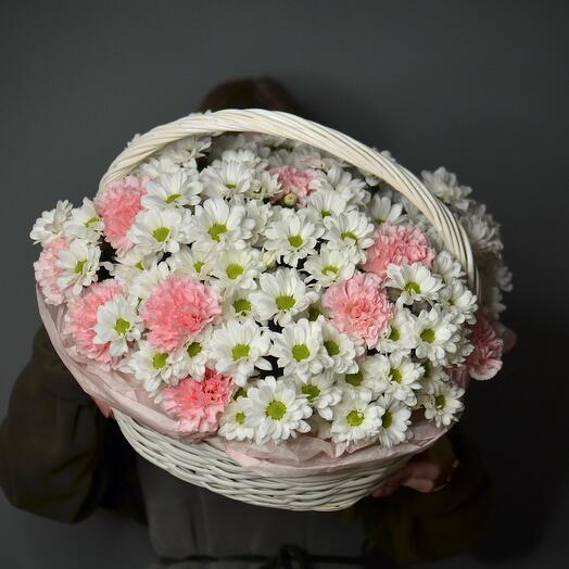 Корзина с ромашковыми хризантемами и диантусами
