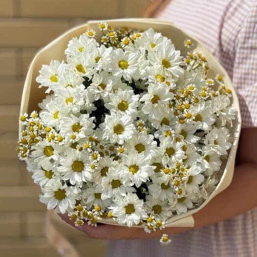 Букет из кустовых хризантем и кустовых ромашек