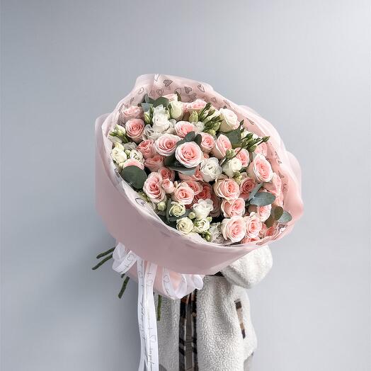 Букет из кустовых роз и эустомы «Для любимой»