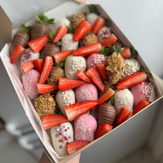 Набор из клубники в белом и молочном шоколаде 25 штук