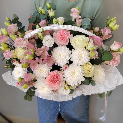 Корзина с цветами эустома розы диантусы хризантема эвкалипт