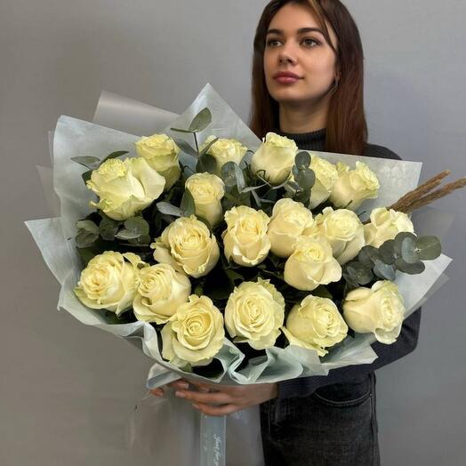 Букет белых роз с эвкалиптом