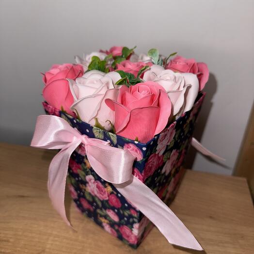 Небольшая композиция цветов из мыла