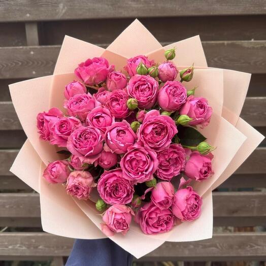 Bouquet of pink spray roses