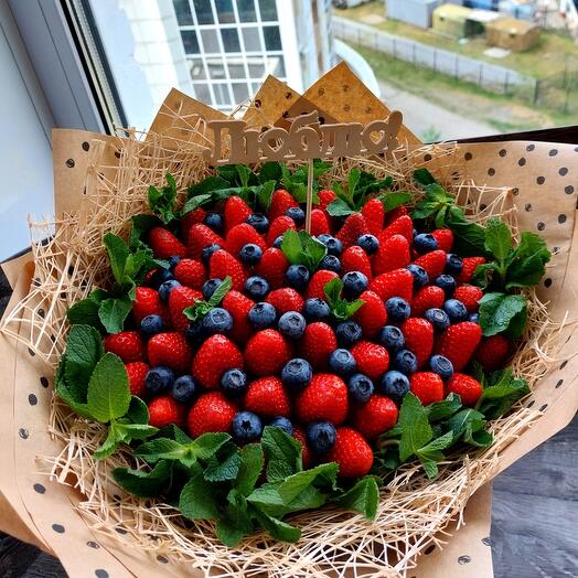 Букет клубничный с голубикой и мятой арт. 3929