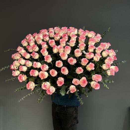 Корзина с розами сорта «Джумилия» 101шт с эвкалиптом