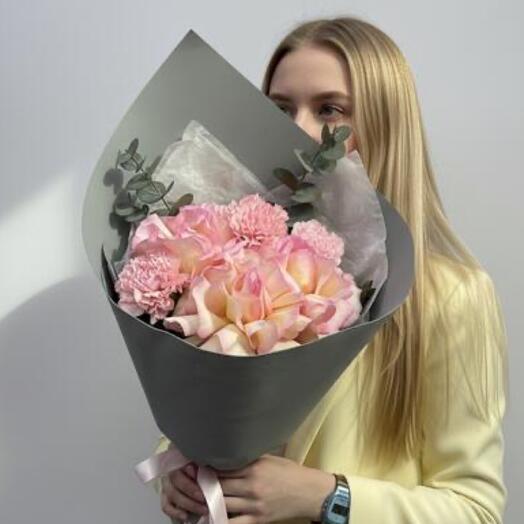 Букет с розовыми диантусами и французской розой