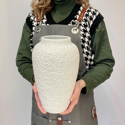 Белая керамическая ваза