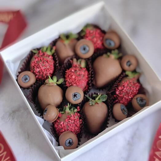 Клубника и голубика в шоколаде, ягоды в шоколаде, подарок коллеге, начальнице