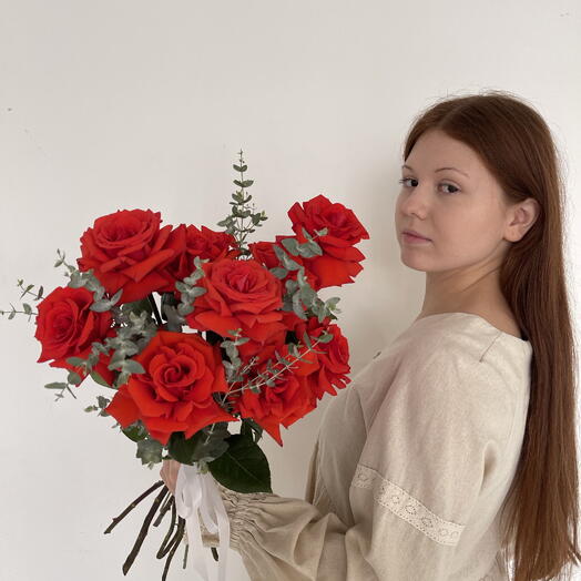 Букет из 9 красных французских роз с эвкалиптом
