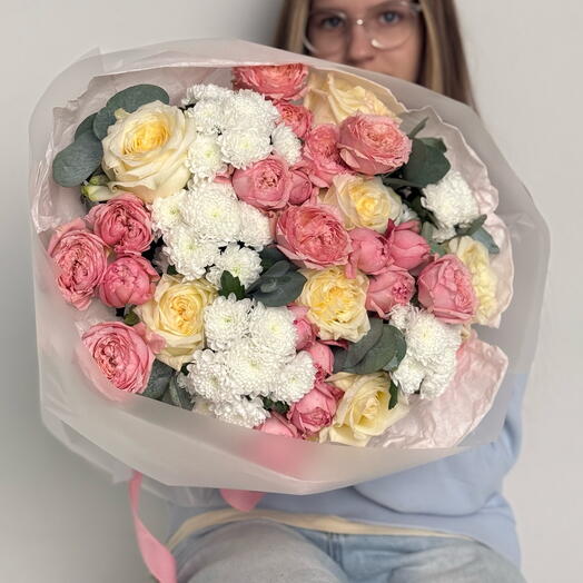 Сборный букет с розами и хризантемой