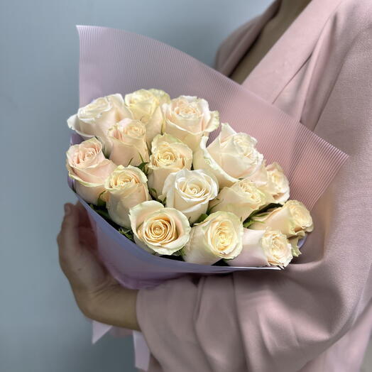 Букет с розами в сумочке с надписью «Лучшей маме в мире»