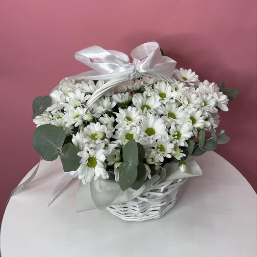 Корзина с ромашками и эвкалиптом