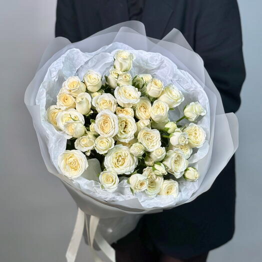 Моно букет кустовых молочных роз