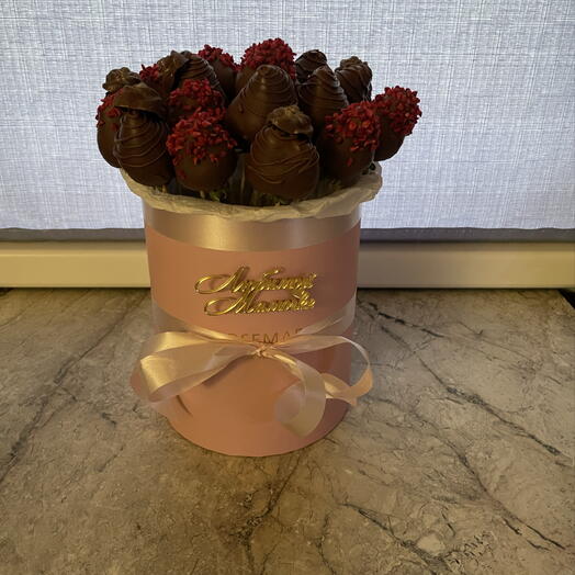Клубника в шоколаде в шляпной коробке с 8 -ми розочками из шоколада бельгийского