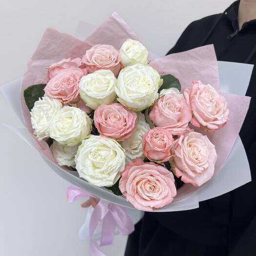 Букет из кустовых пион роз