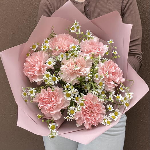 Букет из диантусов и ромашек