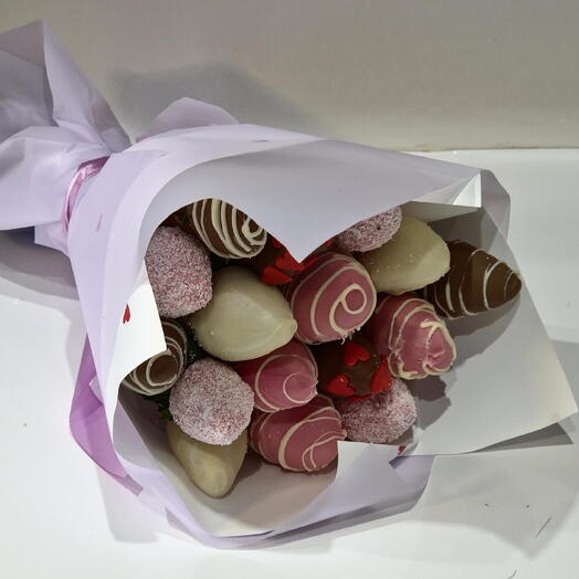 Букет из клубники в шоколаде "Лиловый соблазн"