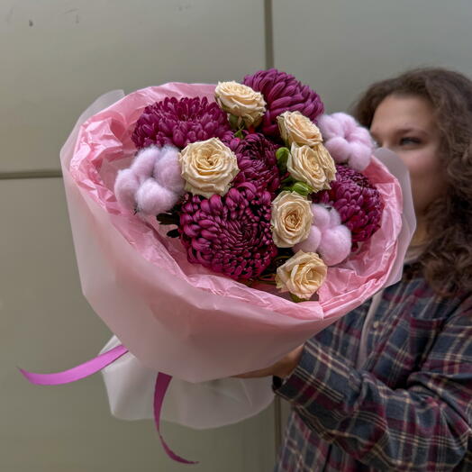 Букет с Хризантемой «Бигуди» и нежно розовой кустовой розой в авторском исполнении + сладкий подарок 🎁