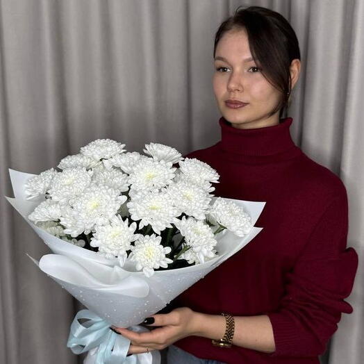 5 кустовых хризантем в белоснежной упаковке