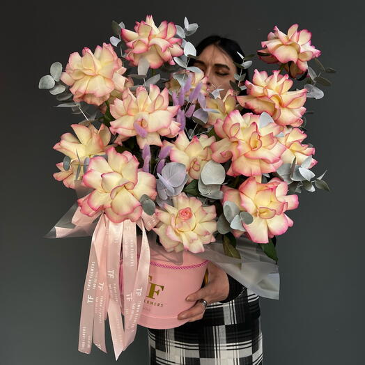 Французские розы «Джумилия» в тубусе