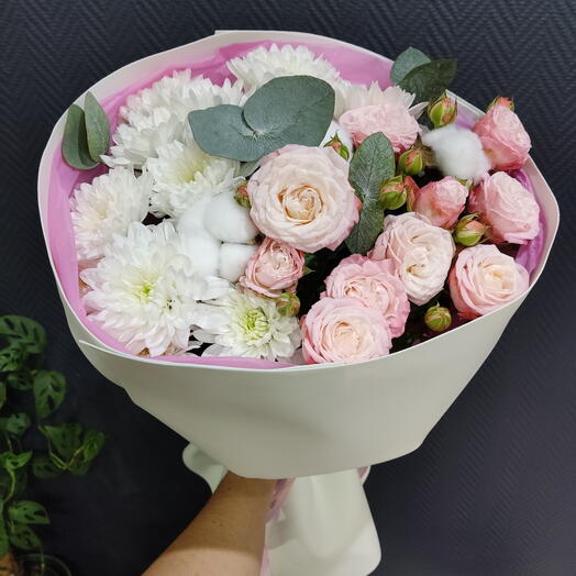 Букет нежных оттенков «Я скучаю...» из пионовидных кустовых роз, хлопка и хризантем