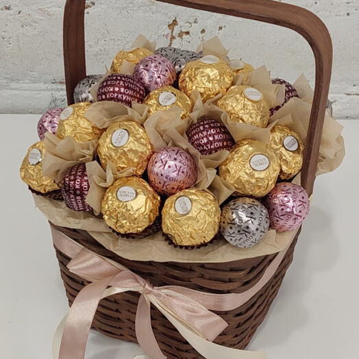 Букет из конфет в корзинке