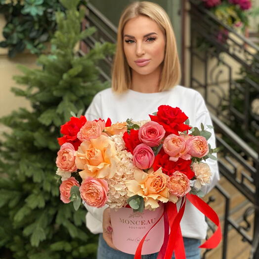 Rouge Peche — премиальная цветочная композиция с французскими розами в коробке