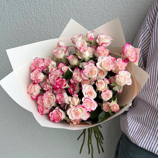 Bouquet of 11 pink spray roses