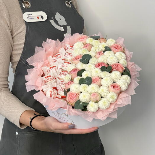 Плоская розовая 
композиция с конфетами Raffaello